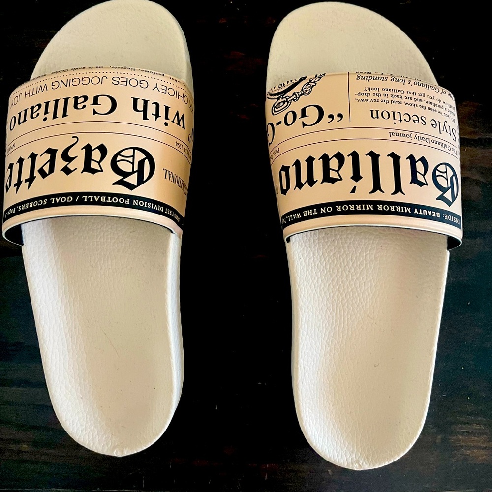 JOHN GALLIANO PARIS Newspaper Gazette Sea Sandals Beach Pool size 8